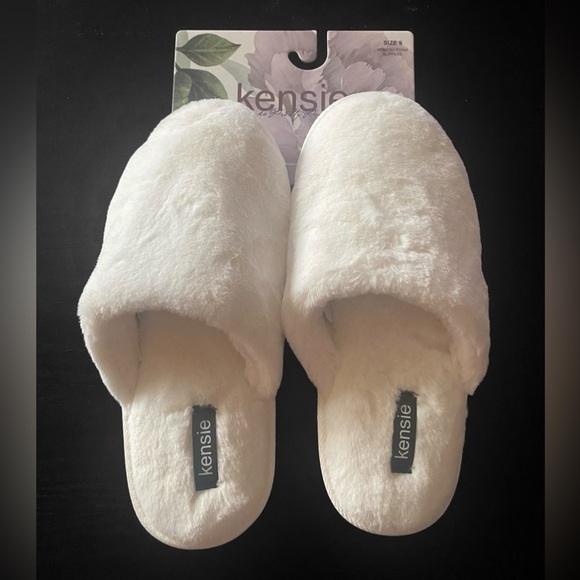 NWT-KENSIE-SUPER SOFT WHITE SLIPPERS-SIZE 9 - Picture 1 of 4